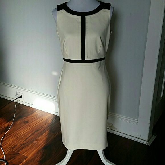 Beige dress - Picture 1 of 3